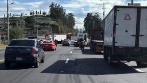 Después de permanecer cerrada durante más de siete horas, la vía E35 Panamericana Sur a la altura del Obelisco de Alóag fue reabierta al tránsito en horas de la tarde, luego de que los transportistas y representantes del Gobierno sostuvieran una reunión.