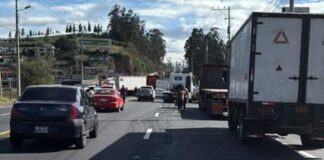 Después de permanecer cerrada durante más de siete horas, la vía E35 Panamericana Sur a la altura del Obelisco de Alóag fue reabierta al tránsito en horas de la tarde, luego de que los transportistas y representantes del Gobierno sostuvieran una reunión.