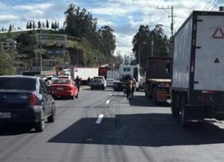 Después de permanecer cerrada durante más de siete horas, la vía E35 Panamericana Sur a la altura del Obelisco de Alóag fue reabierta al tránsito en horas de la tarde, luego de que los transportistas y representantes del Gobierno sostuvieran una reunión.