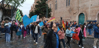 Miles de ciudadanos se han congregado este martes en Cuenca para participar en una marcha en defensa del agua y en rechazo al proyecto minero Loma Larga, ubicado en las inmediaciones de Quimsacocha. Bajo el lema “Quimsacocha no se toca”, la manifestación pacífica reúne a personas de todas las edades.