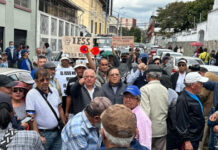 A las afueras del edificio de la Asamblea Nacional, un grupo de jubilados se reunió para manifestar su rechazo al proyecto de Ley de Sostenibilidad Crediticia, considerada la quinta normativa urgente enviada por el presidente Daniel Noboa. La normativa faculta al BIESS a endeudarse o vender su cartera para generar liquidez.