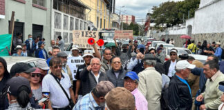 A las afueras del edificio de la Asamblea Nacional, un grupo de jubilados se reunió para manifestar su rechazo al proyecto de Ley de Sostenibilidad Crediticia, considerada la quinta normativa urgente enviada por el presidente Daniel Noboa. La normativa faculta al BIESS a endeudarse o vender su cartera para generar liquidez.