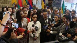 El Consejo de Administración Legislativa (CAL) de la Asamblea Nacional aprobó con cinco votos a favor comenzar el procedimiento de queja contra 45 asambleístas de la bancada Revolución Ciudadana (RC), acusados de abandonar la sesión plenaria del 16 de septiembre pasado.