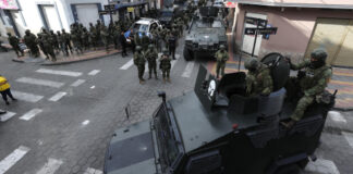 En medio del octavo día del paro nacional convocado por la Confederación de Nacionalidades Indígenas del Ecuador (Conaie), surgen cuestionamientos legales sobre la actuación de fuerzas estatales. En Imbabura, un comunero identificado como Efraín Fuerez, de Cotacachi, perdió la vida durante enfrentamientos entre manifestantes y agentes estatales.