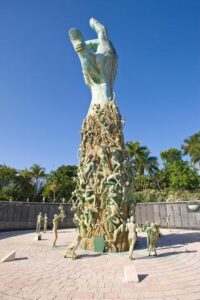 David Schaecter, sobreviviente de Auschwitz y Buchenwald, falleció recientemente en Miami a los 96 años. Reconocido por su incansable labor educativa y su influencia en la memoria colectiva, fue pilar en la creación del Memorial del Holocausto en Miami Beach y líder en la defensa de los derechos de los sobrevivientes.