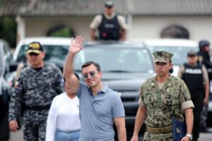 Desde su llegada al poder, Daniel Noboa ha emprendido un giro que sacude los cimientos de la soberanía ecuatoriana: propone reformas constitucionales para permitir bases militares extranjeras en el país.