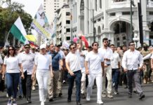 Este jueves se realizó en el centro de Guayaquil una marcha convocada por el presidente Daniel Noboa con el objetivo de reafirmar el compromiso del país con la paz y la justicia. Aunque estaba prevista para las 9:00, la movilización comenzó con retraso y sin la presencia inicial del mandatario.