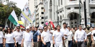 Este jueves se realizó en el centro de Guayaquil una marcha convocada por el presidente Daniel Noboa con el objetivo de reafirmar el compromiso del país con la paz y la justicia. Aunque estaba prevista para las 9:00, la movilización comenzó con retraso y sin la presencia inicial del mandatario.