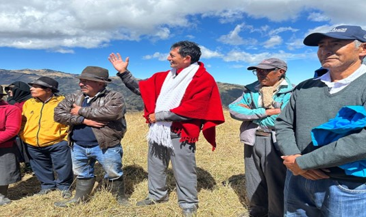 El prefecto de Bolívar, Aníbal Coronel Monar, cumplió una jornada de trabajo en las parroquias Simiatug y Salinas, donde constató avances en proyectos que fortalecen la producción agrícola y promueven el bienestar social en comunidades rurales de la provincia.