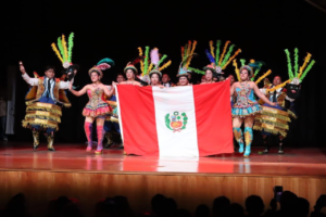 Riobamba se convirtió en el escenario del 4.º Festival Internacional de Danzas “Vuelta América Folklore 2025”, un evento que reunió a agrupaciones de Perú, Colombia, México y Costa Rica. Durante tres días, la ciudad vivió un despliegue de música, color y cultura que fortaleció su papel como punto de encuentro del folclore latinoamericano.