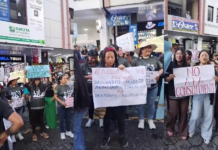 Organizaciones indígenas filiales de la CONAIE y colectivos sociales realizaron la tarde de este sábado una manifestación frente a la Gobernación de Pastaza para rechazar las recientes decisiones del presidente Daniel Noboa, en especial el Decreto 126 que elimina el subsidio al diésel y la propuesta de asamblea constituyente.