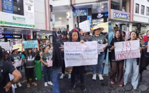 Organizaciones indígenas filiales de la CONAIE y colectivos sociales realizaron la tarde de este sábado una manifestación frente a la Gobernación de Pastaza para rechazar las recientes decisiones del presidente Daniel Noboa, en especial el Decreto 126 que elimina el subsidio al diésel y la propuesta de asamblea constituyente.