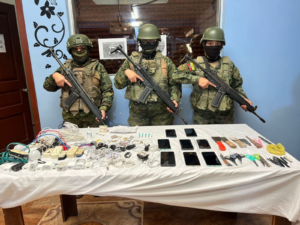 La Brigada de Caballería Blindada N.°11 ‘Galápagos’ del Ejército ecuatoriano ejecutó una operación de control y supervisión al interior del Centro de Privación de Libertad de Mujeres de Riobamba, el 4 de septiembre, que permitió el decomiso de teléfonos celulares, armas blancas, dinero en efectivo y joyas.