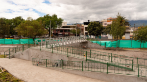 Según informó el contratista, José Vaca, la obra de rehabilitación del Parque Guayaquil registra ya un 70% de ejecución, tras la reciente fundición de la loza de hormigón en la pileta central, dentro del proyecto de regeneración para proyectarlo como un atractivo turístico y cultural de la ciudad.