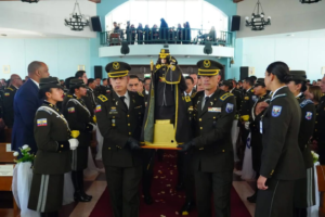 En una ceremonia religiosa cargada de tradición y solemnidad, la Policía Nacional celebró los 95 años de la coronación de la Santísima Virgen del Cisne y los 24 años desde su proclamación oficial como patrona de la institución, en un acto que reunió a autoridades policiales y miembros de la comunidad.