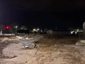 La noche del jueves 11 de septiembre de 2025, el Estadio Olímpico de Riobamba se convirtió en el epicentro de un nuevo conflicto institucional entre la Federación Deportiva de Chimborazo (FDCH) y el Municipio de Riobamba. De acuerdo con la denuncia pública de la Federación, alrededor de las 22h00 personal municipal ingresó abruptamente al complejo deportivo, derribando parte de la valla perimetral y destruyendo segmentos del muro de protección que resguardaban las instalaciones.