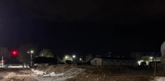 La noche del jueves 11 de septiembre de 2025, el Estadio Olímpico de Riobamba se convirtió en el epicentro de un nuevo conflicto institucional entre la Federación Deportiva de Chimborazo (FDCH) y el Municipio de Riobamba. De acuerdo con la denuncia pública de la Federación, alrededor de las 22h00 personal municipal ingresó abruptamente al complejo deportivo, derribando parte de la valla perimetral y destruyendo segmentos del muro de protección que resguardaban las instalaciones.