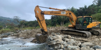 La Prefectura de Bolívar, bajo la administración de Aníbal Coronel Monar, lleva adelante intervenciones hidráulicas estratégicas en el río Telimbela, ubicado en el cantón Chimbo, con el objetivo de salvaguardar a las comunidades asentadas en la ribera, proteger la producción agrícola y disminuir los riesgos frente a posibles emergencias naturales.