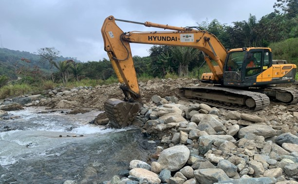 La Prefectura de Bolívar, bajo la administración de Aníbal Coronel Monar, lleva adelante intervenciones hidráulicas estratégicas en el río Telimbela, ubicado en el cantón Chimbo, con el objetivo de salvaguardar a las comunidades asentadas en la ribera, proteger la producción agrícola y disminuir los riesgos frente a posibles emergencias naturales.
