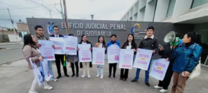 Tras siete largos años de espera, el juicio por la presunta violación de una niña con discapacidad finalmente se instaló. Pero la esperanza de justicia pronto se convirtió en indignación: la audiencia fue suspendida. El tribunal alegó “razones técnicas” y otorgó un plazo de 15 días para emitir su resolución por videoconferencia, dejando a la víctima, a su familia y a quienes la acompañaban, sumidos en la frustración.