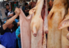 Un operativo en el mercado San Alfonso, tuvo como resultado el decomiso de cinco cerdos faenados que no contaban con el registro sanitario, la intervención, encabezada por autoridades policiales y sanitarias, puso al descubierto la comercialización de carne proveniente de un camal clandestino, sin guías ni sellos oficiales.