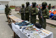 En respuesta a los recientes hechos violentos registrados en varios centros penitenciarios del país, la Brigada de Caballería Blindada “Galápagos” desplegó un operativo militar de control en el Centro de Privación de Libertad (CPL) de Riobamba.