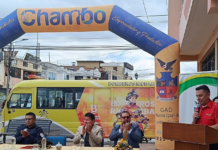 Este 5 de septiembre, en horas de la mañana, los exteriores del GAD Municipal de Chambo fue el escenario del acto de entrega-recepción de un vehículo tipo bus, donado por el Cuerpo de Bomberos de Riobamba. La ceremonia contó con la participación de autoridades locales y representantes de la comunidad, destacando la importancia de esta acción para el cantón.