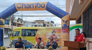 Este 5 de septiembre, en horas de la mañana, los exteriores del GAD Municipal de Chambo fue el escenario del acto de entrega-recepción de un vehículo tipo bus, donado por el Cuerpo de Bomberos de Riobamba. La ceremonia contó con la participación de autoridades locales y representantes de la comunidad, destacando la importancia de esta acción para el cantón.