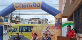 Este 5 de septiembre, en horas de la mañana, los exteriores del GAD Municipal de Chambo fue el escenario del acto de entrega-recepción de un vehículo tipo bus, donado por el Cuerpo de Bomberos de Riobamba. La ceremonia contó con la participación de autoridades locales y representantes de la comunidad, destacando la importancia de esta acción para el cantón.