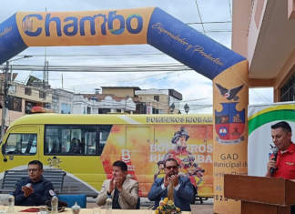 Este 5 de septiembre, en horas de la mañana, los exteriores del GAD Municipal de Chambo fue el escenario del acto de entrega-recepción de un vehículo tipo bus, donado por el Cuerpo de Bomberos de Riobamba. La ceremonia contó con la participación de autoridades locales y representantes de la comunidad, destacando la importancia de esta acción para el cantón.