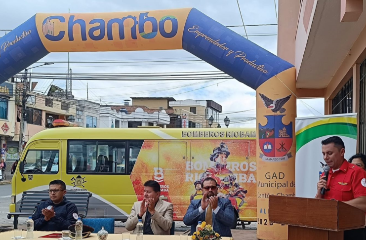 Este 5 de septiembre, en horas de la mañana, los exteriores del GAD Municipal de Chambo fue el escenario del acto de entrega-recepción de un vehículo tipo bus, donado por el Cuerpo de Bomberos de Riobamba. La ceremonia contó con la participación de autoridades locales y representantes de la comunidad, destacando la importancia de esta acción para el cantón.