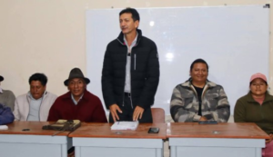 El prefecto de Bolívar, Aníbal Coronel Monar, realizó un recorrido por la comunidad de Culebrillas con el propósito de mantener un diálogo directo con los moradores y conocer de primera mano sus principales necesidades.