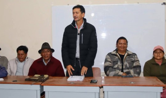 El prefecto de Bolívar, Aníbal Coronel Monar, realizó un recorrido por la comunidad de Culebrillas con el propósito de mantener un diálogo directo con los moradores y conocer de primera mano sus principales necesidades.