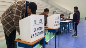 En apenas 14 años de vigencia de la Constitución de Montecristi, los ecuatorianos han acudido a las urnas seis veces para responder a consultas populares y referendos. Y todo apunta a que el calendario sumará una nueva cita, convocada por el presidente Daniel Noboa. El costo de esta práctica política no es menor: desde 2011, el país ha desembolsado USD 153 millones para organizar estos procesos.