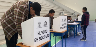En apenas 14 años de vigencia de la Constitución de Montecristi, los ecuatorianos han acudido a las urnas seis veces para responder a consultas populares y referendos. Y todo apunta a que el calendario sumará una nueva cita, convocada por el presidente Daniel Noboa. El costo de esta práctica política no es menor: desde 2011, el país ha desembolsado USD 153 millones para organizar estos procesos.