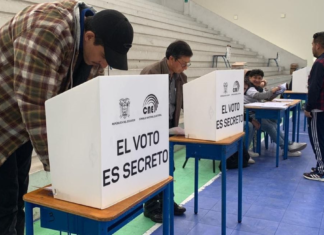 En apenas 14 años de vigencia de la Constitución de Montecristi, los ecuatorianos han acudido a las urnas seis veces para responder a consultas populares y referendos. Y todo apunta a que el calendario sumará una nueva cita, convocada por el presidente Daniel Noboa. El costo de esta práctica política no es menor: desde 2011, el país ha desembolsado USD 153 millones para organizar estos procesos.