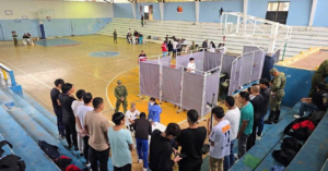 En la Brigada de Caballería Blindada N.° 11 Galápagos, en Riobamba, se dio inicio al proceso de acuartelamiento de la leva 2006, segunda llamada, con la recepción de jóvenes que cumplirán el Servicio Cívico Militar Voluntario durante un año. La jornada marca el comienzo de una etapa de formación destinada a fortalecer el compromiso cívico y la disciplina de los participantes.