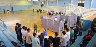 En la Brigada de Caballería Blindada N.° 11 Galápagos, en Riobamba, se dio inicio al proceso de acuartelamiento de la leva 2006, segunda llamada, con la recepción de jóvenes que cumplirán el Servicio Cívico Militar Voluntario durante un año. La jornada marca el comienzo de una etapa de formación destinada a fortalecer el compromiso cívico y la disciplina de los participantes.