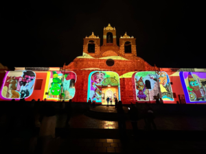 La ciudad de Riobamba vivió este sábado 13 de septiembre de 2025 una jornada única que combinó deporte, cultura y turismo, con la realización de la segunda edición de la Carrera Atlética 10K Fundación de Ecuador y el innovador espectáculo Mapping Luz y Color, que iluminó espacios patrimoniales con tecnología de última generación.