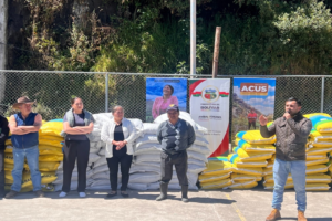 La Prefectura de Bolívar, a través de la Secretaría de Gestión Ambiental, llevó a cabo este 2 de septiembre, una nueva acción dentro del Proyecto Áreas de Conservación y Uso Sustentable (ACUS), beneficiando a más de 150 familias de las parroquias Santiago y San Vicente con la entrega de semillas de pasto.