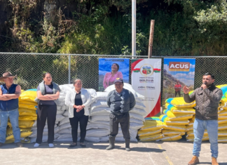 La Prefectura de Bolívar, a través de la Secretaría de Gestión Ambiental, llevó a cabo este 2 de septiembre, una nueva acción dentro del Proyecto Áreas de Conservación y Uso Sustentable (ACUS), beneficiando a más de 150 familias de las parroquias Santiago y San Vicente con la entrega de semillas de pasto.