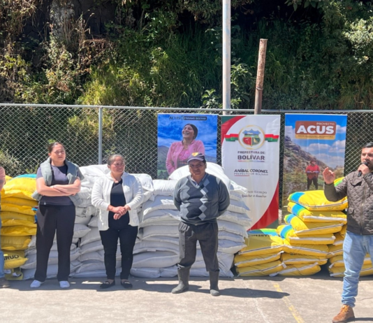 La Prefectura de Bolívar, a través de la Secretaría de Gestión Ambiental, llevó a cabo este 2 de septiembre, una nueva acción dentro del Proyecto Áreas de Conservación y Uso Sustentable (ACUS), beneficiando a más de 150 familias de las parroquias Santiago y San Vicente con la entrega de semillas de pasto.