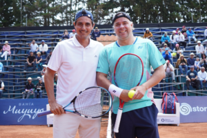 La capital chimboracense recibió este sábado 27 de septiembre, el enfrentamiento de exhibición entre dos leyendas del tenis sudamericano, Fernando González y Nicolás Lapentti, en las canchas del Complejo Deportivo Sabún.