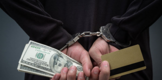 La Fiscalía amplió el cerco judicial en torno a la presunta red de captación ilegal de dinero que sacude a la provincia de Chimborazo y que habría dejado a más de 460 familias en la ruina. La Unidad Judicial de Riobamba, el Ministerio Público vinculó a dos nuevas personas al proceso, elevando a nueve el número de procesados en un caso que supera los 2,4 millones de dólares en perjuicios económicos.