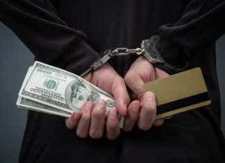 La Fiscalía amplió el cerco judicial en torno a la presunta red de captación ilegal de dinero que sacude a la provincia de Chimborazo y que habría dejado a más de 460 familias en la ruina. La Unidad Judicial de Riobamba, el Ministerio Público vinculó a dos nuevas personas al proceso, elevando a nueve el número de procesados en un caso que supera los 2,4 millones de dólares en perjuicios económicos.