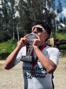 A los 17 años, Andriu Saigua ya se ha ganado un lugar en el ciclismo nacional, pero su historia no se sostiene en un plan de formación ni en un respaldo constante de las instituciones deportivas. La historia de Andriu es la consecuencia de un esfuerzo personal que interpela al sistema y deja al descubierto las falencias de la estructura que debería acompañar a los nuevos talentos.