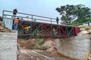El Gobierno Autónomo Descentralizado Provincial de Bolívar, bajo la administración del prefecto Aníbal Coronel Monar, inauguró un nuevo puente metálico en la comunidad de Chiguipe, parroquia San Luis de Pambil. La obra representa un avance clave en infraestructura vial para la provincia, al garantizar una conexión segura y permanente para cientos de familias.
