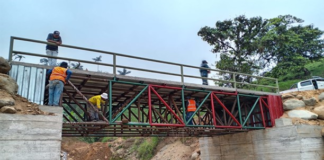 El Gobierno Autónomo Descentralizado Provincial de Bolívar, bajo la administración del prefecto Aníbal Coronel Monar, inauguró un nuevo puente metálico en la comunidad de Chiguipe, parroquia San Luis de Pambil. La obra representa un avance clave en infraestructura vial para la provincia, al garantizar una conexión segura y permanente para cientos de familias.
