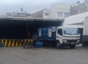 El anuncio de paro inmediato e indefinido realizado por la Confederación de Nacionalidades Indígenas del Ecuador (Conaie) comenzó a sentirse en Riobamba, con denuncias ciudadanas sobre irregularidades en la venta de gas doméstico y el incremento de precios en productos de primera necesidad.