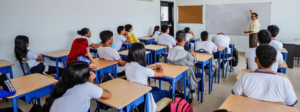 En medio de una crisis económica que golpea a Ecuador, uno de los sectores más afectados ha sido el sistema educativo. La reciente migración de estudiantes de las escuelas y colegios privados a los planteles públicos es un reflejo claro de las dificultades económicas que atraviesan las familias ecuatorianas.